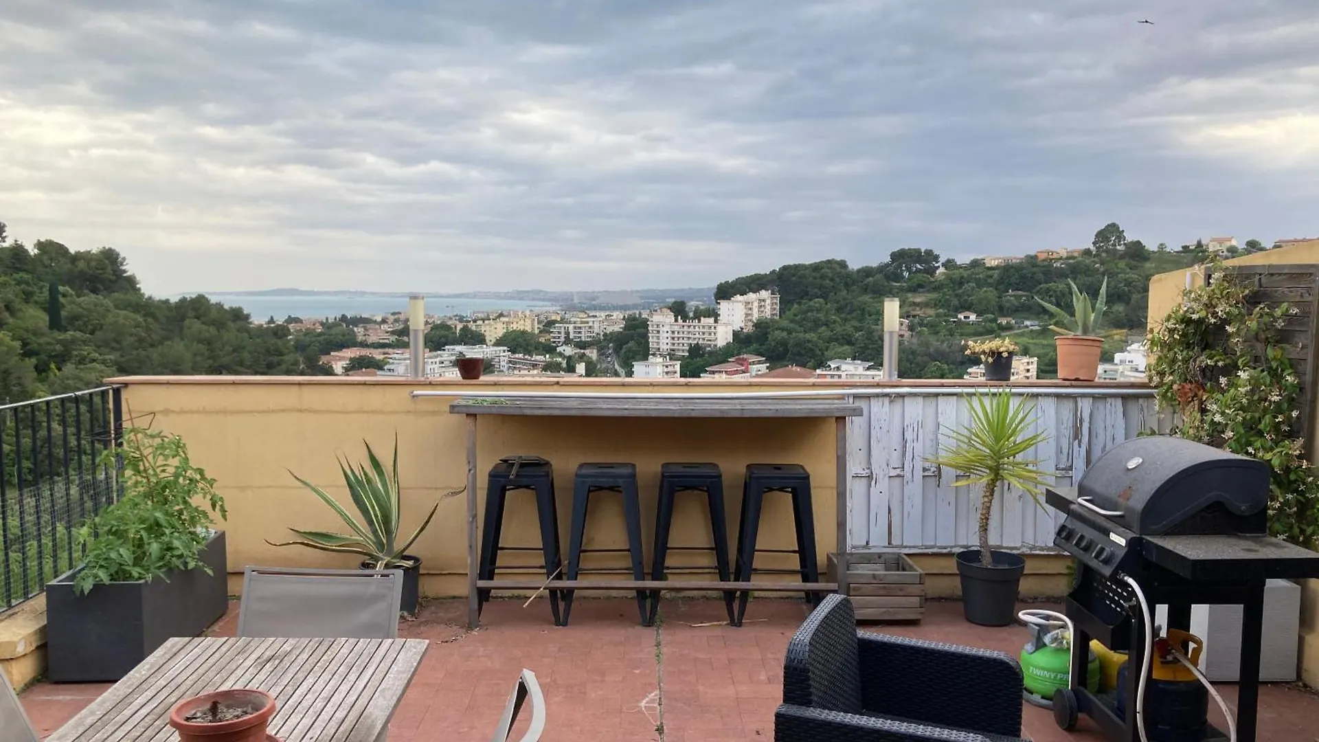 T2 Traversant Avec Une Grande Terrasse Et Piscine Cagnes-sur-Mer 0*,  France