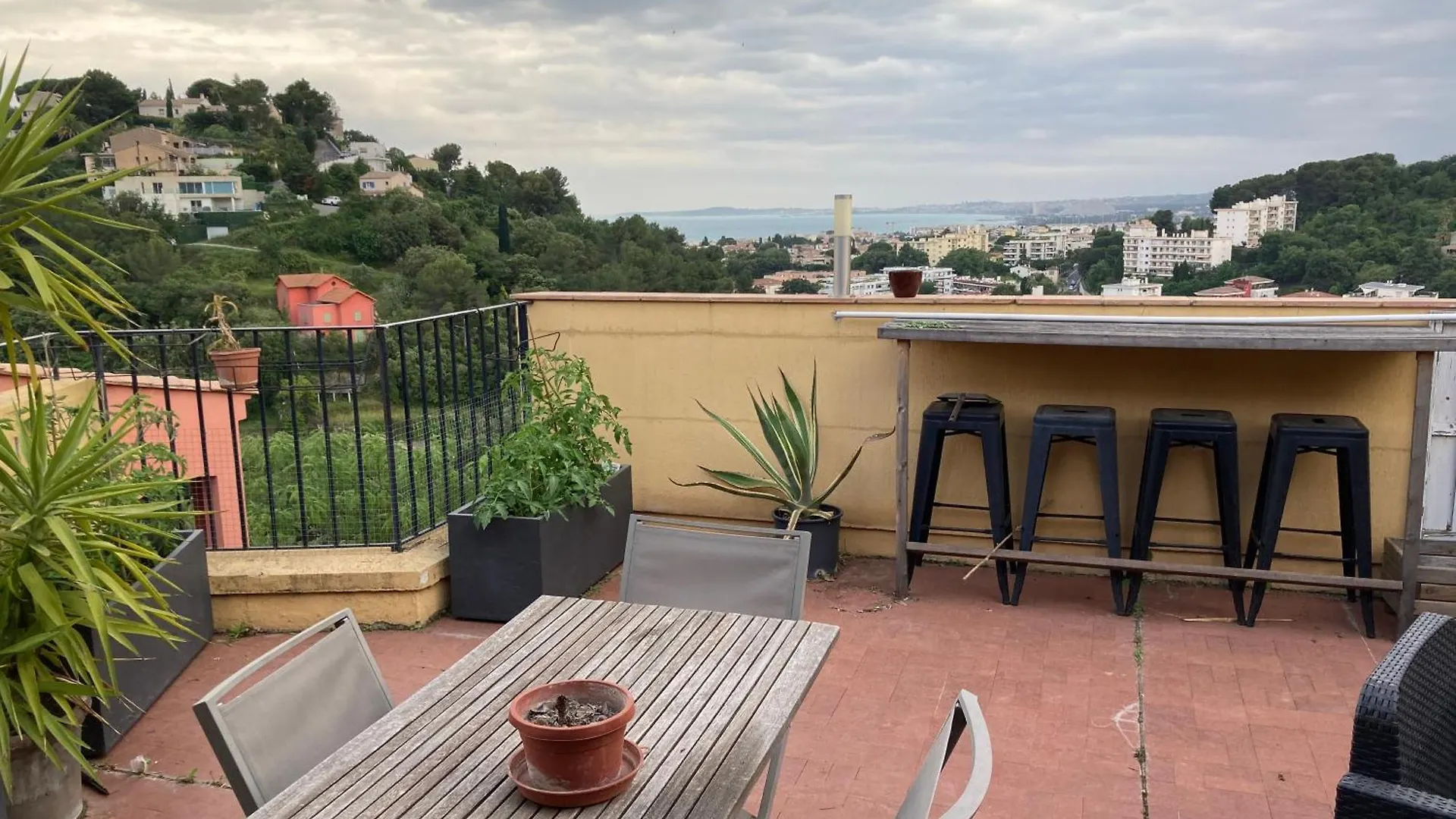 T2 Traversant Avec Une Grande Terrasse Et Piscine Cagnes-sur-Mer Apartment