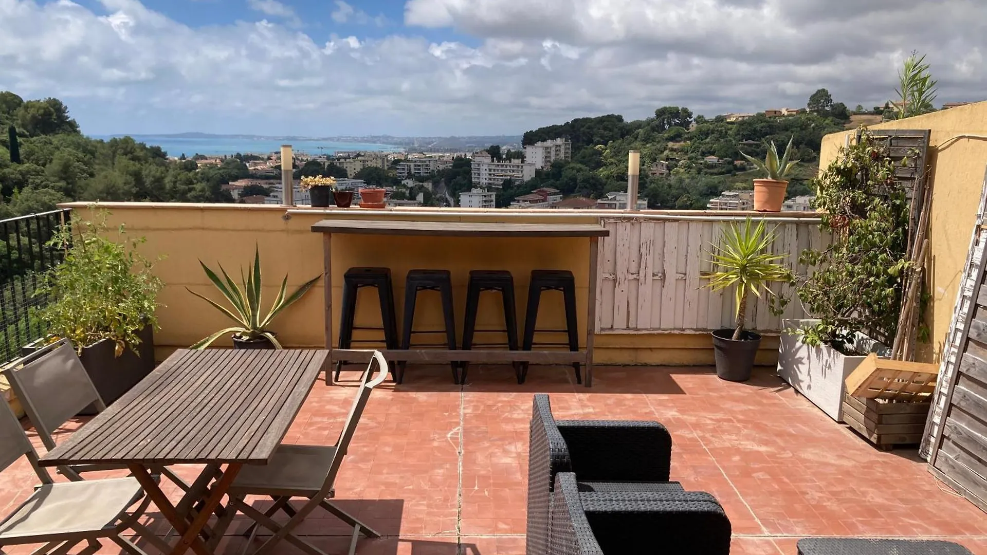 T2 Traversant Avec Une Grande Terrasse Et Piscine Cagnes-sur-Mer