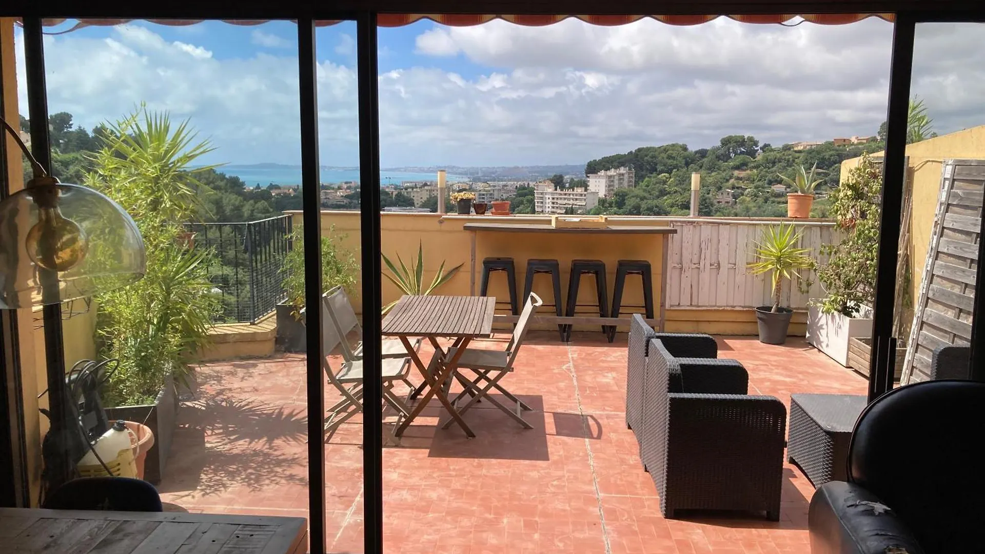 T2 Traversant Avec Une Grande Terrasse Et Piscine Cagnes-sur-Mer France