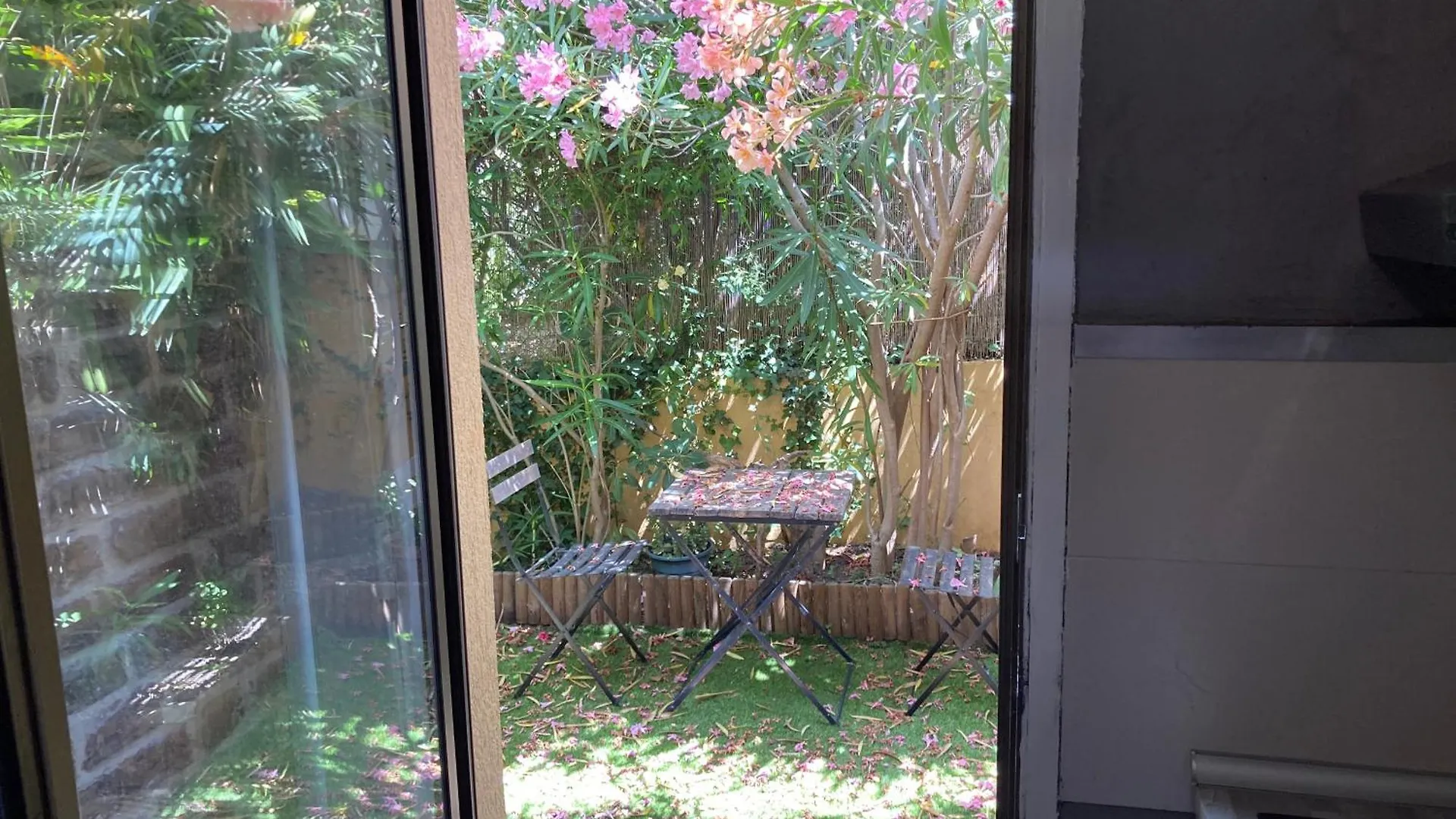 Apartment T2 Traversant Avec Une Grande Terrasse Et Piscine Cagnes-sur-Mer