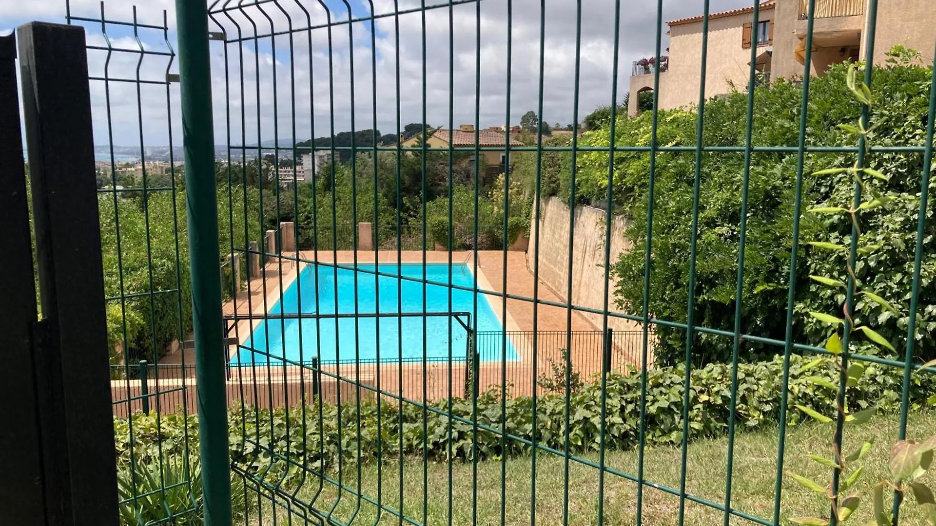 T2 Traversant Avec Une Grande Terrasse Et Piscine Cagnes-sur-Mer